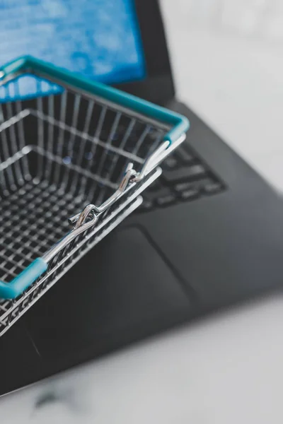 Небольшая Корзина Покупок Поверх Клавиатуры Ноутбука Концепция Интернет Покупок Снятая — стоковое фото