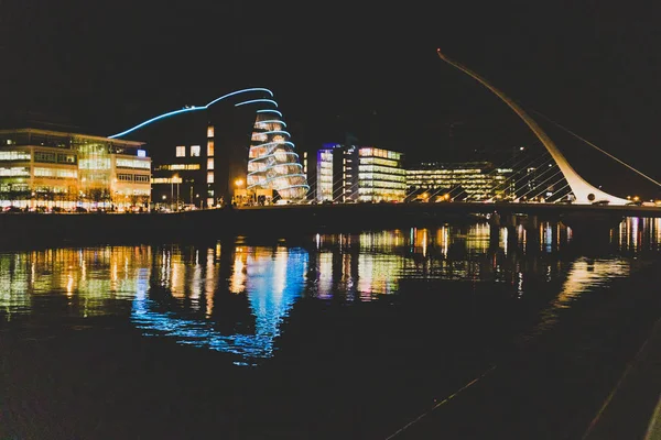 Иблин Ирландия Ноября 2018 Года Ночной Снимок Зданий Реке Лиффи — стоковое фото