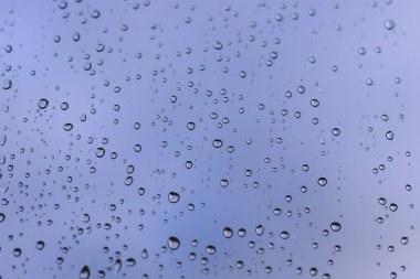 pencere camına yağmur damlaları damla odaklı arka plan veya doku kadeh