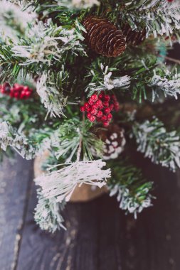 kar ökseotu ve çam ile küçük Noel ağacının ayrıntı koni süslemeleri, rahat hissediyor şenlikli kış tatili