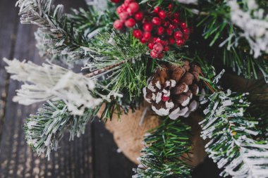 kar ökseotu ve çam ile küçük Noel ağacının ayrıntı koni süslemeleri, rahat hissediyor şenlikli kış tatili