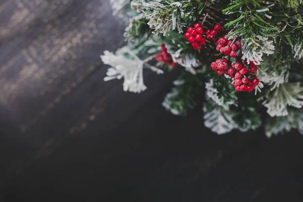 Detalhe Pequena Árvore Natal Com Azevinho Neve Decorações Cone Pinho — Fotografia de Stock