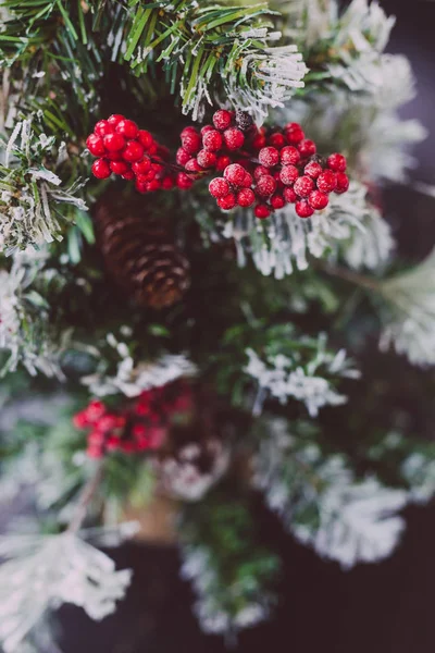 Detalle Pequeño Árbol Navidad Con Muérdago Nieve Decoraciones Cono Pino —  Fotos de Stock