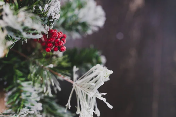 Detalhe Pequena Árvore Natal Com Azevinho Neve Decorações Cone Pinho — Fotografia de Stock