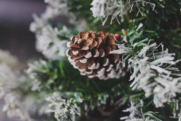 Detalhe Pequena Árvore Natal Com Azevinho Neve Decorações Cone Pinho — Fotografia de Stock