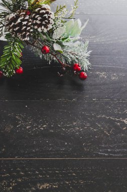 çam kozalakları ve görüntünün köşe boşaltmak metniniz için ahşap tablo çerçeveleme ökseotu dekorasyon