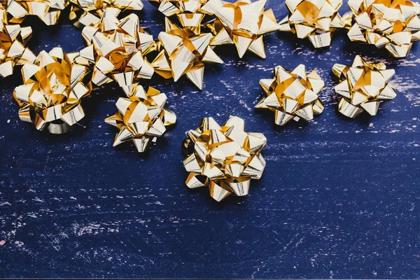 Decoração Fita Embrulho Presente Dourado Superfície Madeira Escura Natal Aniversário — Fotografia de Stock