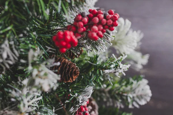 Árbol Navidad Con Conos Pino Muérdagos Bayas Toques Nieve Las —  Fotos de Stock