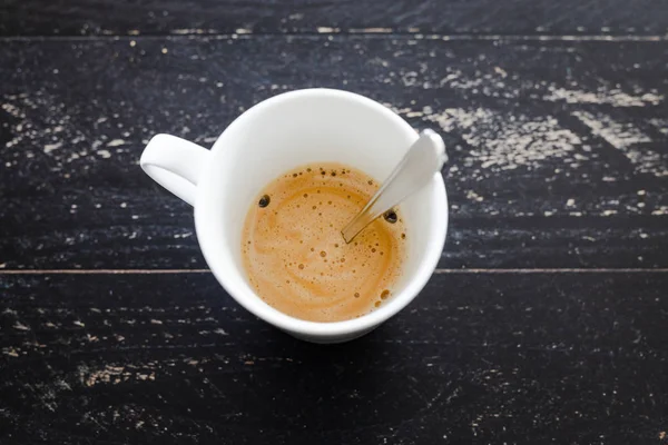 Xícara Branca Café Com Espuma Colher Cima Superfície Madeira Escura — Fotografia de Stock