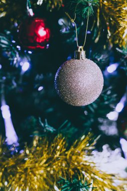 Noel ağacı süsleme ve altın tonları ile baubles alan sığ derinlikte vurdu