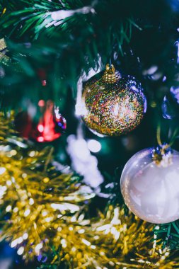 Noel ağacı süsleme ve altın tonları ile baubles alan sığ derinlikte vurdu