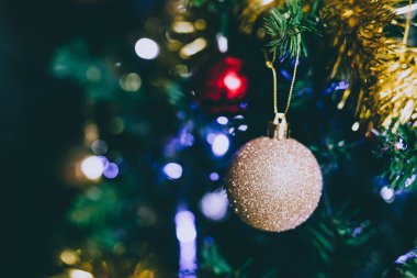 Noel ağacı süsleme ve altın tonları ile baubles alan sığ derinlikte vurdu