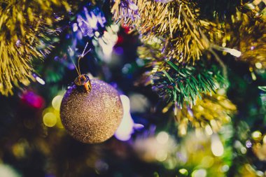 Noel ağacı süsleme ve altın tonları ile baubles alan sığ derinlikte vurdu