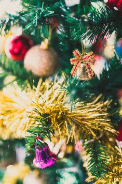 Noel ağacı süslemeleri ve altın tonları ile çan alan sığ derinlikte vurdu