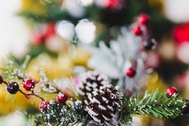 Noel çam koni ve ökseotu bezemeli bokeh arka xmas ağacı alan sığ derinlikte vurdu