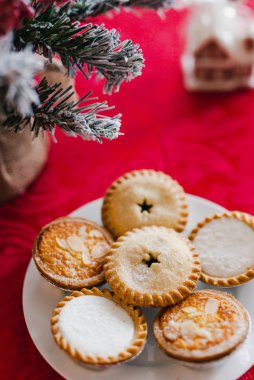 kıymalı börek Noel tablo ayarı dekorasyon ve ağaç bokeh ile alan sığ derinlikte vurdu