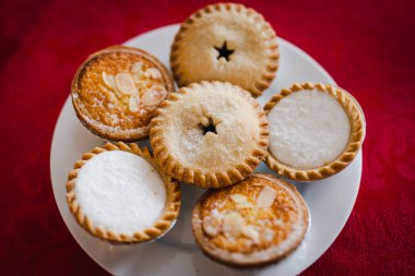 kıymalı börek Noel tablo ayarı ile kırmızı kumaş ile alan sığ derinlikte vurdu