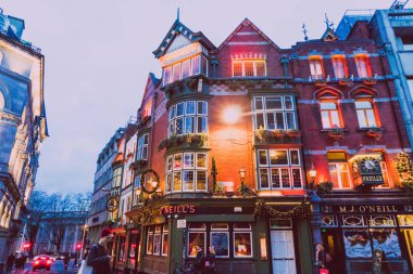 Dublin, İrlanda - 19 Aralık 2018: Suffolk Street ayrıntılı olarak Dublin şehir merkezi ile ünlü Oneills pub