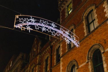 Dublin, İrlanda - 19 Aralık 2018: Dublin şehir merkezine yakın alışveriş bölgesi Grafton Street, Noel süsleri