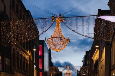 Dublin, İrlanda - 19 Aralık 2018: Dublin şehir merkezinde alışveriş bölgesine ünlü Grafton Street, Noel süsleri