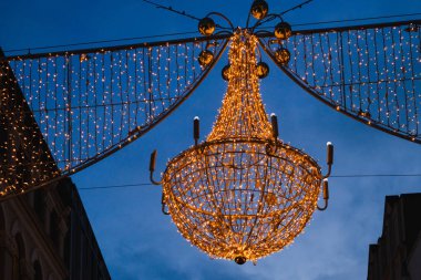 Dublin, İrlanda - 19 Aralık 2018: Dublin şehir merkezinde alışveriş bölgesine ünlü Grafton Street, Noel süsleri