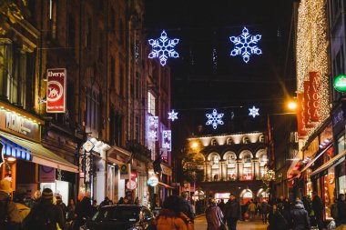 Dublin, İrlanda - 19 Aralık 2018: Dublin şehir merkezine yakın alışveriş bölgesi Grafton Street, Noel süsleri
