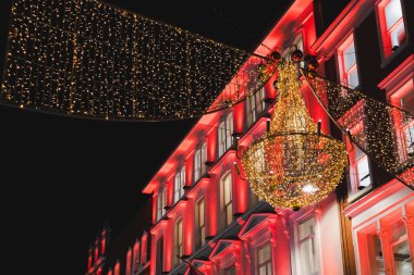 Dublin, İrlanda - 19 Aralık 2018: Dublin şehir merkezinde alışveriş bölgesine ünlü Grafton Street, Noel süsleri