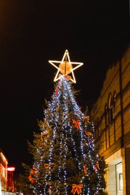 Dublin, İrlanda - 19 Aralık 2018: Dublin şehir merkezinde King Street Noel ağacı