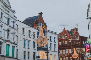 Dublin, İrlanda - 5 Ocak 2019: Dublin kent merkezindeki Noel ışıkları ve festival süsleri ile sokaklarında