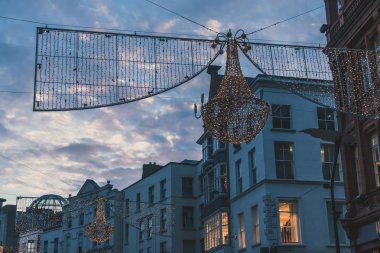 Dublin, İrlanda - 5 Ocak 2019: Dublin kent merkezindeki Noel ışıkları ve festival süsleri ile sokaklarında