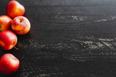 koyu ahşap masa üzerinde farklı tonları ile kırmızı elma, sağlıklı gıda kavramı ile boşaltmak metninizi eklemek için Grup