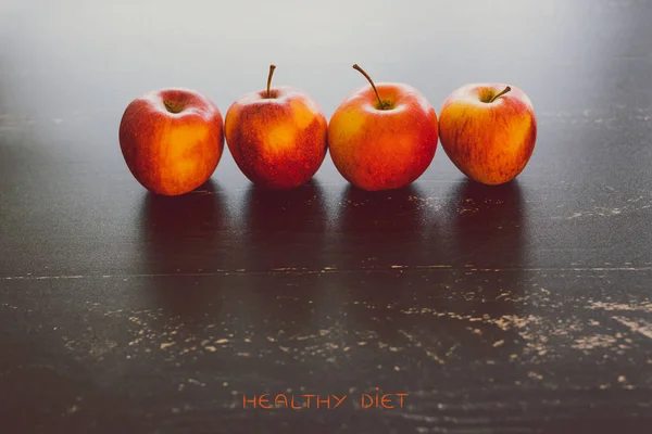 あなたのテキストを追加する暗い木製のテーブルに異なる音と赤いりんご Copyspace の健康食品の概念のグループ — ストック写真