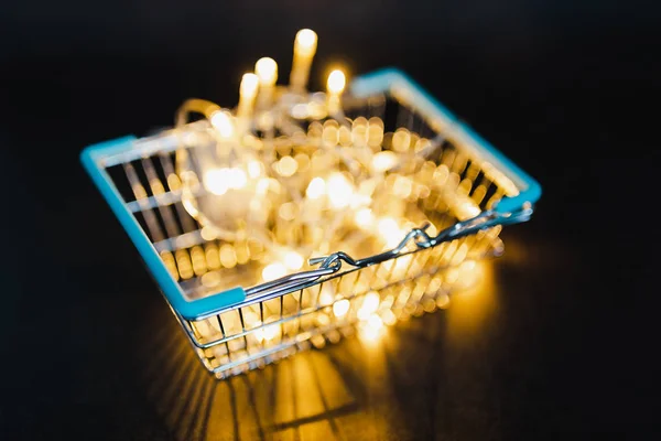 Shining Winkelwagentje Met Fairy Lights Bokeh Binnen Geschoten Ondiepe Scherptediepte — Stockfoto