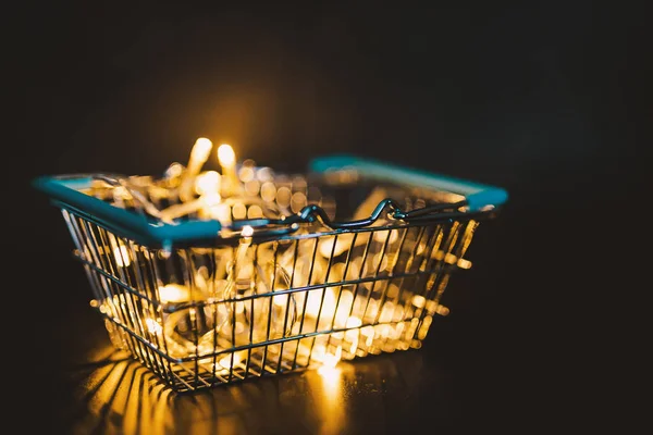 Chariot Brillant Avec Des Lumières Fées Bokeh Tir Intérieur Faible — Photo