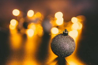 ışıltılı Noel baubles ve alan, sığ derinlikte vurdu peri ışıkları bokeh Noel süslemeleri ve ruh kavramı