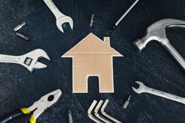 Bunu kendine ve ev yenileme kavramı: DIY araçlarına ve küçük karton ev