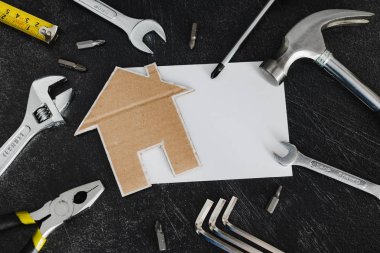 Bunu kendine ve ev yenileme kavramı: küçük karton ev ve metninizi eklemek boşaltmak DIY araç kümesi
