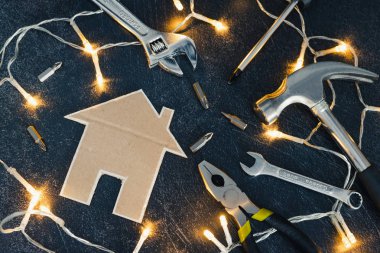 Bunu kendine ve ev yenileme kavramı: DIY araçlarına ve küçük karton ev