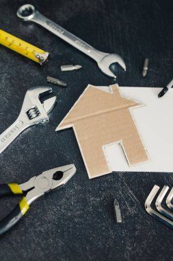 Bunu kendine ve ev yenileme kavramı: küçük karton ev ve metninizi eklemek boşaltmak DIY araç kümesi