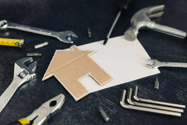 Bunu kendine ve ev yenileme kavramı: küçük karton ev ve metninizi eklemek boşaltmak DIY araç kümesi