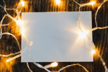 Kağıt levha ahşap masa peri ışıkları boşaltmak metin veya ileti ekleme ile çevrili