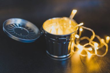 Çöp kutusu içine yoksa bunun dışında decluttering ve tema temizlik led ışıkları ile