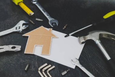 Bunu kendine ve ev yenileme kavramı: küçük karton ev ve metninizi eklemek boşaltmak DIY araç kümesi