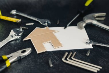 Bunu kendine ve ev yenileme kavramı: küçük karton ev ve metninizi eklemek boşaltmak DIY araç kümesi