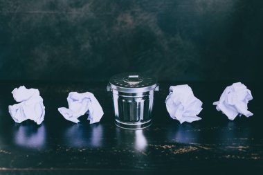 minyatür çöp kutusu, belgeler veya deneme yanılma hazırlanması kavramı atılır için Kağıt topları ile