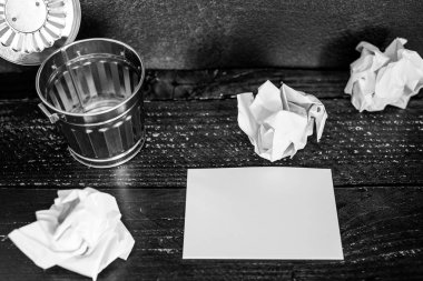 Çöp kutusu Resepsiyon ayarıyla boş not defteri ve buruşuk Kağıt topları, hazırlanması ve belgeler yazmak için mücadele kavramı üzerinde