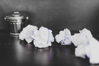 Çöp kutusu hazırlanması ve belgeler yazmak için mücadele kavramı Resepsiyon ayarı ve buruşuk Kağıt topları,