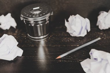 Çöp kutusu Resepsiyon ayarıyla kalem ve buruşuk Kağıt topları, hazırlanması ve belgeler yazmak için mücadele kavramı üzerinde