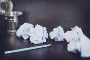 Çöp kutusu Resepsiyon ayarıyla kalem ve buruşuk Kağıt topları, hazırlanması ve belgeler yazmak için mücadele kavramı üzerinde