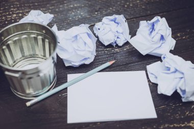 Çöp kutusu Resepsiyon ayarıyla kalem: Not defteri ve buruşuk Kağıt topları, hazırlanması ve belgeler yazmak için mücadele kavramı üzerinde